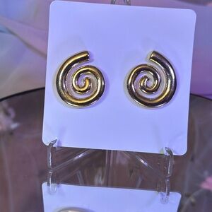 Earrings Fashion Swirl on Posts